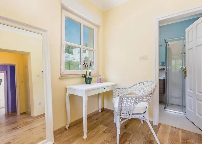 Vakantiehuis Awesome In With Sauna Lovran